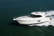 When it comes to performance, the 4400 Sport Yacht has it all with superb handling, a tight turning circle and joystick docking
