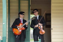Guests enjoyed live entertainment while they dined on baguettes and chilled Beaujolais on the lawn at Beechwood Cottage